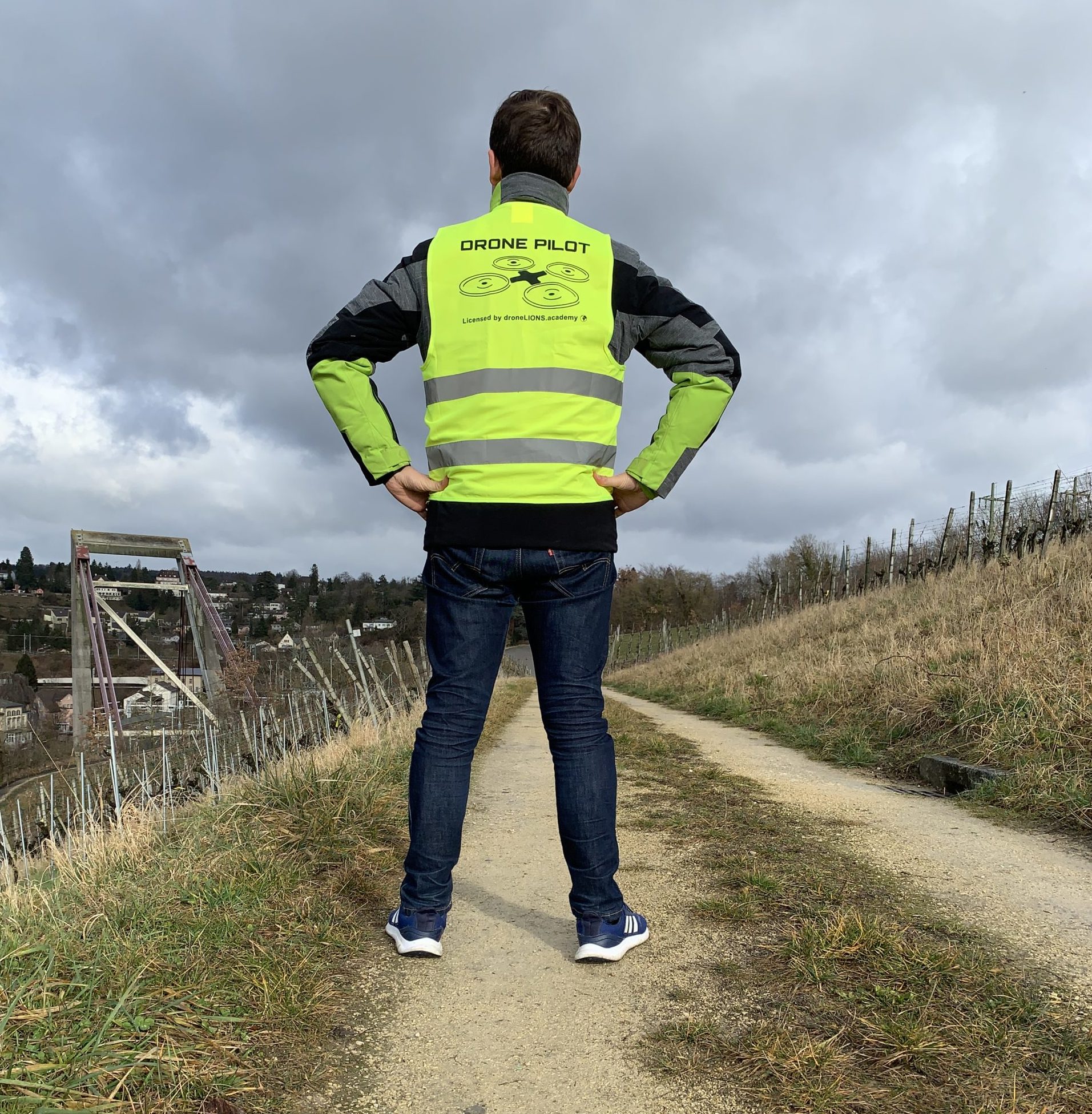 Warnweste mit Aufschrift „Drohnenpilot“
